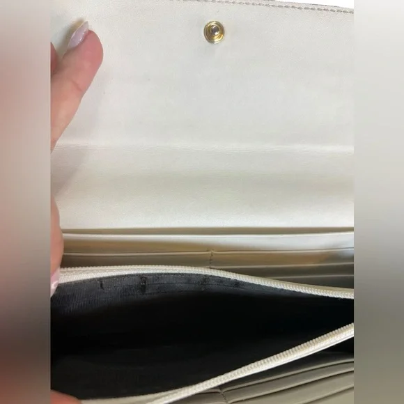 Gucci GG Supreme Continental Wallet in white, tan and red & green bow - Picture 9 of 11